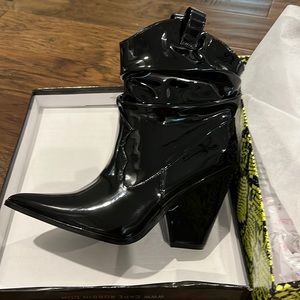 Womens gently worn black patent type leather heeled bootie size 9.